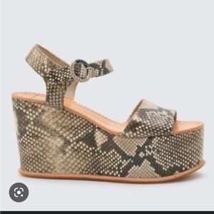 Dolce Vita Datiah Multi Faux Snakeskin Wedge platform sandal size 9.5